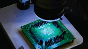 IC 펌웨어 읽기는 하드웨어 분석, 리버스 엔지니어링, 시스템 복구에 있어 중요한 프로세스입니다. 이 기술은 칩의 EEPROM, 플래시 메모리 또는 마이크로컨트롤러(MCU)에 저장된 이진 또는 16진수 데이터를 추출하여 내부 펌웨어, 소스 코드 또는 구성 데이터를 복구하거나 분석하는 과정을 포함합니다. 특히 칩이 보안, 암호화 또는 잠금되어 있는 경우, 이 과정은 훨씬 더 복잡하고 기술적으로 까다로워집니다. IC 펌웨어 읽기는 귀중한 통찰력을 제공할 수 있지만, 보안 보호 기능을 우회하는 것은 지적 재산권법이나 서비스 약관을 위반할 수 있다는 점에 유의해야 합니다. 그럼에도 불구하고, 레거시 지원, 학술 연구 또는 중요 프로그램 메모리 복구와 같은 윤리적 맥락에서 이러한 형태의 리버스 엔지니어링은 현대 전자 공학에서 필수적인 역할을 합니다.