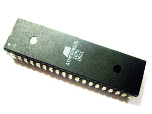 A nehézség nemcsak a technikai támadási stratégiában rejlik, hanem abban is, hogy a helyreállított fájl sértetlen, működőképes és megfeleljen az eredeti, biztonságos Microchip mikroprocesszor ATmega8535 tervezési szándékának. A sérült vagy részleges dump megbízhatatlanná teheti a védő ATmega8535 mikroprocesszor klónt. Ezért hangsúlyozzák a reverz mérnöki szakemberek az validálást, az ellenőrzőösszeg-elemzést és az EEPROM kalibrációs adatok, valamint a flash programterület gondos visszaállítását.

A Microchip ATmega8535 mikrovezérlő kódjának kinyerésének folyamata jól szemlélteti a biztonsági tervezés és a mérnöki szükségszerűség metszéspontját. Ennek a titkosított ATMEL MCU-nak a védett architektúrája szándékosan úgy van kialakítva, hogy ellenálljon a duplikációnak, de a dekódolást, visszafejtést és támadási stratégiákat magában foglaló szakértői technikákkal értékes firmware-t lehet helyreállítani vagy visszaállítani.