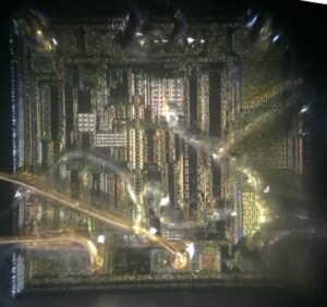 Proces zazwyczaj rozpoczyna się od zidentyfikowania architektury i mechanizmów ochrony układu docelowego. Aby wyodrębnić dane, inżynierowie mogą użyć takich metod, jak:Dekapsulacja obudowy układu, aby odsłonić krzemowy układ scalony w celu uzyskania dostępu fizycznego. Atak lub złamanie wewnętrznych zabezpieczeń za pomocą technik, takich jak glitching, wstrzykiwanie błędów laserowych lub analiza kanału bocznego. Dekodowanie, odszyfrowywanie lub hakowanie zablokowanych regionów oprogramowania układowego. Zrzucanie lub kopiowanie zawartości pamięci EEPROM, flash lub pamięci osadzonej w celu uzyskania użytecznego pliku binarnego lub heksametalogowego. Po pomyślnym uzyskaniu dostępu do oprogramowania układowego wyodrębnione dane mogą zostać przywrócone, zreplikowane lub zduplikowane w celu analizy, utworzenia kopii zapasowej lub klonowania urządzenia.