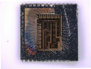 Quando un sistema richiede manutenzione, ripristino o replicazione, gli ingegneri potrebbero dover estrarre il firmware integrato dell'MCU. Questa operazione può servire a vari scopi:Recuperare sistemi legacy in cui il codice sorgente o l'archivio originale sono andati persi. Clonare o replicare prodotti per test e sviluppo. Ripristinare sistemi danneggiati riprogrammando nuove MCU con il file dump originale. Eseguire operazioni di reverse engineering per analizzare le funzionalità o identificare le vulnerabilità. Tuttavia, raggiungere questo obiettivo raramente è semplice. Le MCU sono progettate appositamente con funzionalità di protezione come bit di blocco di lettura, blocchi di memoria crittografati e persino sensori antimanomissione hardware. Questi creano barriere sostanziali per chiunque tenti di rompere, hackerare o attaccare il dispositivo.