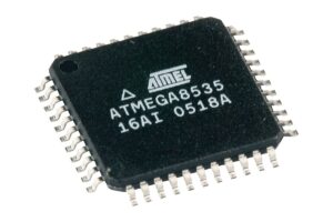 Problém nespočívá jen v technické strategii útoku, ale také v zajištění toho, aby obnovený soubor byl neporušený, funkční a odpovídal původnímu zabezpečenému návrhovému záměru mikroprocesoru Microchip ATmega8535. Poškozený nebo částečný výpis může učinit ochranný klon mikroprocesoru ATmega8535 nespolehlivým. Proto odborníci na reverzní inženýrství kladou důraz na validaci, analýzu kontrolních součtů a pečlivou obnovu kalibračních dat EEPROM i prostoru flash programu.

Proces extrakce kódu mikrokontroléru Microchip ATmega8535 ilustruje průnik bezpečnostního návrhu a inženýrské nutnosti. Chráněná architektura tohoto šifrovaného mikrokontroléru ATMEL je záměrně navržena tak, aby odolávala duplikaci, ale s odbornými technikami zahrnujícími dekódování, dešifrování a útočné strategie je možné obnovit cenný firmware.