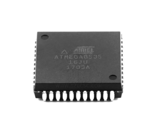 Teškoća ne leži samo u strategiji tehničkog napada, već i u osiguravanju da je oporavljena datoteka netaknuta, funkcionalna i da odgovara originalnoj zaštićenoj namjeri dizajna mikroprocesora Microchip ATmega8535. Oštećena ili djelomična datoteka može učiniti zaštitni klon mikroprocesora ATmega8535 nepouzdanim. Zato stručnjaci za obrnuti inženjering naglašavaju validaciju, analizu kontrolne sume i pažljivu obnovu podataka o kalibraciji EEPROM-a i prostora za flash programiranje.
Postupak izdvajanja koda mikrokontrolera Microchip ATmega8535 ilustrira presjek sigurnosnog dizajna i inženjerske nužnosti. Zaštićena arhitektura ovog šifriranog ATMEL MCU-a namjerno je izgrađena kako bi se oduprla dupliciranju, ali stručnim tehnikama koje uključuju strategije dekodiranja, dešifriranja i napada moguće je oporaviti ili vratiti vrijedan firmware.