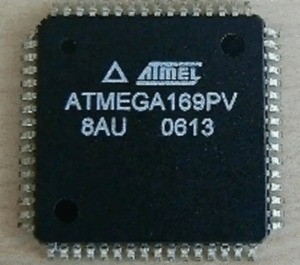 Ko izdelek vstopi v fazo vzdrževanja ali prenove, postane dostop do njegove vdelane programske opreme ključna zahteva. V mnogih primerih izvirna izvorna koda ali binarni program, shranjen v zaščitnem bliskovnem ali EEPROM pomnilniku mikrokontrolerja ATMEL ATMEGA169PV, ni več na voljo. Tukaj se za obnovitev ali restavriranje podatkov uporabijo tehnike obratnega inženiringa. Naloga lahko vključuje branje, dekodiranje in izpis binarnega arhiva iz zaščitenega pomnilnika zaščitenega mikrokontrolerja ATMEL ATMEGA169PV. Ker so ti čipi pogosto šifrirani, zavarovani ali zaklenjeni že po zasnovi, morajo inženirji premagati več tehničnih ovir, da zagotovijo uspešno obnovitev programa, ne da bi pri tem poškodovali mikrokontroler. Zaklenjeni mikroprocesor ATMEL ATMEGA169PV ima napredne varnostne mehanizme, vključno z biti fuse in biti lock, ki preprečujejo nepooblaščeno branje podatkov bliskovnega ali EEPROM pomnilnika. Zaradi tega je kloniranje, kopiranje ali podvajanje programa zelo zahtevno. Zaščita zagotavlja varnost intelektualne lastnine, hkrati pa otežuje legitimna prizadevanja za popravilo, analizo ali obnovo obstoječih strojnih sistemov. Premagovanje teh ovir zahteva skrbno analizo na mikro ravni, natančen nadzor signalov in poznavanje delovanja polprevodnikov. Čeprav metode za vlom, napad ali dekodiranje šifriranega mikroračunalnika ATMEL ATMEGA169PV niso razkrite, postopek zahteva vrhunsko opremo, izkušnje z ekstrakcijo podatkov in razumevanje notranje strukture mikrokrmilnika.