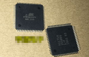 Když produkt vstoupí do fáze údržby nebo přestavby, stává se klíčovým požadavkem přístup k jeho firmwaru. V mnoha případech již původní zdrojový kód nebo binární program uložený v ochranné paměti flash nebo EEPROM mikrokontroléru ATMEL ATMEGA169PV není k dispozici. V tomto případě se k obnově dat používají techniky reverzního inženýrství. Úkol může zahrnovat čtení, dekódování a výpis binárního archivu z chráněné paměti zabezpečeného mikrokontroléru ATMEL ATMEGA169PV. Protože tyto čipy jsou často šifrované, zabezpečené nebo uzamčené ze své podstaty, musí inženýři překonat několik technických překážek, aby zajistili úspěšnou obnovu programu bez poškození mikrokontroléru. Uzamčený mikroprocesor ATMEL ATMEGA169PV je vybaven pokročilými bezpečnostními mechanismy, včetně fuse bitů a lock bitů, které zabraňují neoprávněnému čtení dat z flash nebo EEPROM. To značně ztěžuje klonování, kopírování nebo replikaci programu. Ochrana zajišťuje ochranu duševního vlastnictví, ale také komplikuje legitimní snahy o opravu, analýzu nebo přestavbu stávajících hardwarových systémů. Překonání těchto překážek vyžaduje pečlivou analýzu na mikroúrovni, přesné řízení signálu a znalost chování polovodičů. I když metody prolomení, útoku nebo dekódování šifrovaného mikropočítače ATMEL ATMEGA169PV nejsou odhaleny, proces vyžaduje špičkové vybavení, zkušenosti s extrakcí dat a pochopení vnitřní struktury mikrokontroléru.