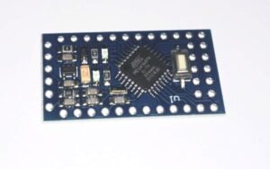 Kaitstud ATmega168PA-le juurdepääsu katse tekitab mitmeid olulisi takistusi: Kaitsemehhanismid ja õiguslik kontekst: Seadmed võivad olla tahtlikult konfigureeritud nii, et need keelduvad lugemisest, et vältida volitamata kopeerimist või kloonimist, ja selliste kaitsemeetmete möödahiilimine ilma loata võib rikkuda autoriõigusi, litsentsilepinguid ja kohalikke seadusi.
Füüsilised ja tehnilised piirangud: Väikesed korpused, tihe plaadipaigutus ja nähtavate silumisplaatide puudumine raskendavad iga katset pääseda ligi mikrokontrolleri mälule ilma kiibi või plaadi pöördumatut kahjustamist riskimata – ohtu seades just need andmed, mida soovite taastada.
Andmete kasutatavus: Toores mälutõmmis on kompileeritud binaarfail; sisuka lähtekoodi või protokolli käitumise taastamine sellest failist nõuab asjatundlikku pöördprojekteerimist ja hoolikat analüüsi, et vältida valesti tõlgendamist.
Ohutus ja terviklikkus: Ohutuskriitiliste toodete puhul peab igasugune muutmine või taastamine säilitama seadme käitumise ja sertifikaadid; hooletu töö võib kaasa tuua ohte või regulatiivset mittevastavust.
Väljend IC ATmega168PA programmist on fraas, mis viitab olulisele, kuid delikaatsele võimele: võimele hankida ja säilitada manustatud püsivara õigustatud eesmärkidel. ATmega168PA roll väikese energiatarbega ja laialdaselt kasutatavates süsteemides muudab sellise taastamise väärtuslikuks, kuid selle kaitse, pakendamine ja kompileeritud programmiandmete tõlgendamise keerukus tähendavad, et tööd tuleb teha asjatundlikult, ettevaatlikult ja nõuetekohase loaga – mitte kunagi otseteena volitamata dubleerimise või väärkasutamise suunas.