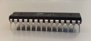 Próba odczytania zabezpieczonego oprogramowania układowego mikrokontrolera ATmega168A z zabezpieczonego urządzenia to złożona i wymagająca wysokich umiejętności czynność. Chociaż niewielki rozmiar pamięci i szerokie zastosowanie mikrokontrolera ATmega168A sprawiają, że jest on częstym celem legalnego odzyskiwania i inżynierii wstecznej, mechanizmy zabezpieczające zaszyfrowanego mikroprocesora ATmega168A, kompaktowa geometria układu scalonego oraz ograniczenia prawne/etyczne związane z atakowaniem zabezpieczonych urządzeń sprawiają, że udana, nieniszcząca ekstrakcja danych jest trudna. Zaawansowane metody dostępu do zawartości zabezpieczającego mikrokontrolera ATmega168A omawiane w badaniach i literaturze obejmują techniki nieniszczące i inwazyjne — od analizy protokołu lub interfejsu debugowania po fizyczną inspekcję układu scalonego. Metody te są zazwyczaj określane jako ataki (np. glitching, obserwacja kanału bocznego, dekapsulacja) w kręgach akademickich i bezpieczeństwa; są one technicznie zaawansowane i wymagają specjalistycznego sprzętu.