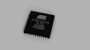 Trabajamos habitualmente con procesos descritos como restaurar, descifrar, hackear, decodificar, descifrar, desbloquear, abrir, copiar, clonar y duplicar; términos que nuestros clientes utilizan para describir los objetivos finales de la recuperación de firmware. Trabajamos con firmware, binario, hexadecimal, código fuente, flash, EEPROM, memoria, datos, programas, archivos y archivos comprimidos en dispositivos que están protegidos, bloqueados, cifrados, asegurados o integrados de otro modo.
Características únicas del ATmega32A
Las características del MCU seguro Microchip ATmega32A que lo hacen útil (y, en ocasiones, difícil de acceder) incluyen:
Un núcleo AVR robusto del microcontrolador ATmega32A con un conjunto de instrucciones predecible y una cadena de herramientas consolidada.
Flash y EEPROM integradas en el microprocesador protector Microchip ATmega32A para el almacenamiento de programas y datos persistentes.
Múltiples interfaces serie y paralelas que se utilizan comúnmente para la programación y las comunicaciones de dispositivos.
Bits de fusible y bloqueo configurables que los fabricantes pueden utilizar para proteger la propiedad intelectual.