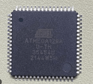 Številne uvedbe namerno označijo varen pomnilnik mikrokrmilnika Microchip ATMEGA128A kot zavarovan, zaklenjen ali zaščiten. Proizvajalci uporabljajo te zaščite, da preprečijo nepooblaščeno kopiranje, kloniranje ali podvajanje lastniške kode ter da zaščitijo intelektualno lastnino in varnost uporabnikov. Prisotnost zaklepnih bitov, šifriranih vsebnikov vdelane programske opreme ali združenih varnostnih stanj v zaklenjenem mikrokrmilniku Microchip ATMEGA128A povečuje težavnost pridobivanja uporabnega izpisa pomnilnika ali programa mikrokrmilnika. Zakaj bi nekdo želel brati vdelano programsko opremo mikroprocesorja ATmega128A, je različno. Tipični razlogi vključujejo obnovitev izgubljenega arhiva vdelane programske opreme, ko je bila izvorna koda izgubljena, pregled programske logike za varnost ali zaščito, omogočanje vzdrževanja izdelkov v sistemih z dolgo življenjsko dobo ali ustvarjanje interoperabilnih nadomestnih modulov, ko proizvajalec ni več na voljo. V reguliranih panogah – industrijska avtomatizacija, medicinski pripomočki in nekateri avtomobilski podsistemi – je lahko dostop do binarne ali šestnajstiške datoteke bistven za dokazovanje skladnosti, replikacijo okvarjene plošče ali obnovitev kritične storitve.