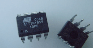 Membaca Perangkat Lunak Microchip ATtiny85V mengacu pada proses khusus untuk mengakses dan mengambil konten flash internal yang tersimpan di dalam mikrokontroler ATtiny85V yang aman. Perangkat ini merupakan bagian dari keluarga AVR dan dikenal karena operasi tegangan ultra-rendahnya, sehingga populer dalam sistem bertenaga baterai yang ringkas. Di dalam chip, para insinyur menyimpan firmware, data kalibrasi, protokol komunikasi, dan berkas konfigurasi, seringkali dalam format biner atau heksimal. Ketika kode sumber asli tidak tersedia, organisasi mungkin memerlukan teknik untuk mengekstrak, memulihkan, atau membuka program tertanam. Salah satu tantangan utama dalam membaca program internal adalah bahwa mikroprosesor terenkripsi Microchip ATtiny85V sering kali memiliki bit perlindungan yang terkunci, aman, atau terenkripsi. Mekanisme ini sengaja dibangun untuk mencegah pembacaan yang tidak sah. Dikombinasikan dengan tata letak yang dienkapsulasi, pad pemrograman yang hilang, atau modul terintegrasi, chip dapat menjadi tidak dapat diakses melalui antarmuka standar. Dalam kasus seperti itu, prosesnya mungkin melibatkan pekerjaan tingkat mikro yang terkontrol dan rekayasa balik yang cermat untuk memastikan arsip asli tetap utuh dan berfungsi. Tujuannya adalah untuk memulihkan informasi tanpa mengubah atau merusak komponen.