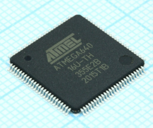 多くの導入済みシステムでは、完全なファームウェアやオリジナルのソースコードが入手できなくなっています。このような状況では、エンジニアはセキュリティ保護されたMicrochip ATmega640マイクロコントローラから、埋め込まれたバイナリプログラムまたは16進プログラムを直接抽出する必要があります。その目的は、フラッシュメモリやEEPROMなどのメモリ領域に保存されている重要な動作データ、設定パラメータ、制御アルゴリズムを復元し、それらを構造化されたアーカイブまたは読み取り可能なファイルに整理して分析と再利用できるようにすることです。ロックされたMicrochip ATmega640マイクロプロセッサは、多くの場合、セキュリティ保護、保護、暗号化、またはロックされた状態で動作します。保護されたMicrochip ATmega640 MCUのセキュリティヒューズが有効になると、従来の読み出し方法が無効になり、内部プログラムの直接的なダンプが防止されます。これらの障壁を克服するには、日常的なプログラミングアクセスではなく、規律あるリバースエンジニアリングが必要です。この作業をハッキングと呼ぶ人もいますが、専門家の実践においては、悪用ではなく、正当な復旧と復元の目的に重点を置いた、管理されたプロセスです。