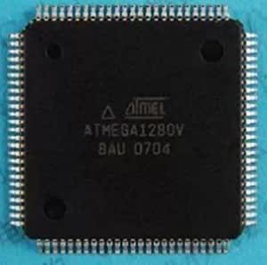 セキュアMCU ATMEL ATmega1280Vは、産業用コントローラ、スマート電力機器、データ収集ユニット、試験計測機器、カスタマイズされた自動化プラットフォームなどに広く採用されています。これらの製品は機密性の高い環境で動作することが多いため、ATMEL ATmega1280Vマイクロコントローラは通常、セキュア、保護、または完全ロックのいずれかに設定されています。一部のシステムでは、内部データへの不正アクセスを防ぐために、追加の暗号化レイヤーを適用しています。このような状況では、標準的なプログラマは、暗号化されたATMEL ATmega1280Vマイクロコントローラからプログラム内容を開いたり読み取ったりすることはできません。ロックされたATmega1280Vプロセッサにアクセスする際の課題は、データの復旧とデバイスの安全性のバランスを取ることです。保護ヒューズとセキュリティメカニズムは、直接読み出しの試みに抵抗するように特別に設計されています。不適切な取り扱いは、貴重なフラッシュメモリまたはEEPROM領域を永久に消去する可能性があります。そのため、保護MCU ATMEL ATmega1280Vを損傷することなく内部プログラムを慎重に復旧・復元するには、高度なリバースエンジニアリング技術が必要です。このプロセスはハッキングと気軽に表現されることもありますが、正当な読み出しサービスは実験ではなく、制御された非破壊的なアクセスに重点を置いています。