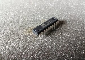 Microchip社製セキュアMCU ATTINY4313のオリジナルファームウェア、ソースコード、またはアーカイブされた16進プログラムファイルが利用できなくなった場合、重要なプログラムデータの唯一のソースはチップ自体になることがよくあります。このような場合、企業はマイクロコントローラから直接内部バイナリダンプを復旧、開く、または復元する必要があります。しかし、保護機能を持つマイクロコントローラMicrochip ATtiny4313は通常、セキュア、保護、暗号化、またはロックされたヒューズ設定を採用しており、標準的な読み出しを防止します。これらの安全対策は、知的財産を保護するために意図的にATTINY4313 Microchip暗号化MCUに組み込まれていますが、正当な保守や製品継続性のためにリバースエンジニアリングやデータ抽出を実行する場合、困難を伴います。これらの障壁を克服するには、メモリ構造、フラッシュレイアウト、EEPROMマッピング、そして様々なアクセス条件下でのマイクロプロセッサの動作に関する深い理解が必要です。具体的な手法は公開していませんが、私たちのアプローチは、ブルートフォースハッキングではなく、安全で管理された手順に重点を置いています。これにより、Microchip社製セキュアマイクロプロセッサATTINY4313に損傷を与えることなく、内部ファイル、データ、またはプログラムアーカイブを確実に保護できます。高度なツールと専門的なリバースエンジニアリング手法を用いることで、セキュアなATtiny4313マイクロプロセッサからファームウェアを確実に抽出、復元、再構築することが可能です。