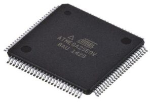 保護された MCU Microchip ATmega2560V 内に保存されているファームウェアとアプリケーション データは、通常、知的財産を守るために保護、ロック、または部分的に暗号化されています。これらの保護にもかかわらず、組織が保護された Microchip ATmega2560V マイクロコントローラから内部プログラムとメモリの内容を抽出、回復、または復元しなければならない正当な状況が発生します。元のソース コードが失われたり、ベンダーがサポートを中止したり、システムを新しいハードウェア リビジョンに移行する必要がある場合があります。このような場合、フラッシュと EEPROM の一貫性のあるダンプを読み出すことは、ハッキングの学術的な演習ではなく、重要なエンジニアリング タスクになります。主な難しさは、保護メカニズム自体にあります。セキュリティ ヒューズは、標準的な読み出しパスをブロックし、不正なオープン アクセスに抵抗するように設計されています。単純なハッキングやブルート フォース手法を試みると、メモリが消去されたり、Microchip ATmega2560V 暗号化マイクロプロセッサが永久に使用できなくなったりすることがよくあります。したがって、制御されたリバース エンジニアリング ワークフローは、安定性、再現性、コンプライアンスに重点を置き、復元されたプログラム、構成メモリ、およびランタイム ファイル構造を使用可能なアーカイブに組み立てることができるようにします。