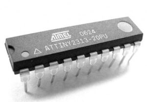 保護されたATMEL ATtiny2313マイクロコントローラからファームウェアまたはバイナリデータを抽出することは、産業エンジニアリング、レガシー機器の修理、製品の再開発において頻繁に求められる高度に専門的な技術プロセスです。保護されたATMEL ATtiny2313マイクロプロセッサは、Microchip社（旧Atmel社）が製造するコンパクトでありながら強力なMCUであり、低消費電力、内蔵EEPROM、内蔵発振器、汎用性の高いI/Oアーキテクチャにより、組み込みシステムに広く使用されています。産業オートメーションシステム、スマートコンシューマデバイス、アクセス制御システム、医療機器、教育用電子機器、そしてコスト効率と信頼性が重要となる旧製品ラインに広く導入されています。アーカイブの紛失、開発チームの解散、プログラミングファイルの破損などにより、元のファームウェア、16進コード、またはフラッシュメモリダンプが利用できない場合、残された唯一の解決策は、ロックされた対象のATMEL ATtiny2313マイクロコントローラから直接プログラムを抽出、回復、または復元することです。しかし、ATtiny2313がセキュリティヒューズによって保護、ロック、または暗号化されている場合、この課題は大幅に増大します。これらのヒューズ ビットは、マイクロコントローラ内部に保存されている組み込みプログラム ファイルまたはバイナリ データの不正なリバース エンジニアリング、複製、または複製を防止するために意図的に設計されています。
