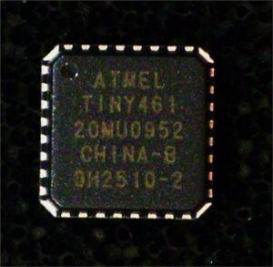 Ketika firmware asli, kode sumber, atau program biner yang dikompilasi dari MCU ATMEL ATTINY461 yang diamankan menjadi tidak tersedia, organisasi sering kali beralih ke chip itu sendiri, yang menyimpan satu-satunya arsip logika sistem penting yang tersisa. Dalam situasi ini, muncul kebutuhan untuk memulihkan, membuka, atau mengekstrak isi flash internal, EEPROM, dan memori dari mikrokontroler ATMEL ATtiny461 yang diamankan. Namun, mendapatkan akses ke informasi ini tidaklah mudah. ​​Konfigurasi pengamanan, perlindungan, enkripsi, atau penguncian mikrokontroler sengaja dirancang untuk mencegah duplikasi yang tidak sah dan untuk melindungi kekayaan intelektual. Mengatasi lapisan pembatasan ini merupakan tantangan teknis yang kompleks, yang membutuhkan ketelitian, peralatan canggih, dan pemahaman mendalam tentang perilaku internal mikroprosesor. Meskipun proses ini terkadang digambarkan secara informal sebagai "peretasan," pada kenyataannya ini adalah operasi rekayasa balik yang terkontrol dan metodis. Setiap mikroprosesor pelindung ATMEL ATtiny461 harus dianalisis dengan cermat, memastikan bahwa perangkat tetap utuh dan bahwa file yang diekstrak, kumpulan data heksadesimal, atau dump program sepenuhnya akurat. Teknik kami dirancang untuk mengembalikan struktur program secara lengkap tanpa mengganggu integritas fungsional MCU.