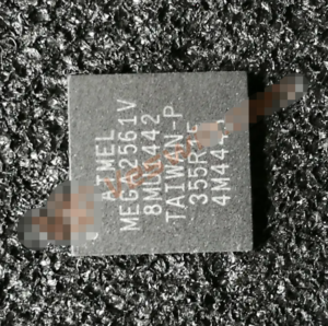 ATmega2561V 마이크로컨트롤러의 플래시 메모리와 EEPROM 메모리에서 EEPROM을 복사하는 것은 보안이 강화되거나, 보호되거나, 심지어 잠겨 있는 ATmega2561V 마이크로컨트롤러에서 중요한 이진 및 16진수 데이터를 추출하는 특수한 프로세스를 의미합니다. 공식 문서나 소스 코드를 구할 수 없는 경우, 제어된 방식으로 데이터를 읽어내는 것이 기능을 보존하는 유일한 방법입니다. 실제 프로젝트에서 ATmega2561V 마이크로프로세서의 플래시 메모리와 EEPROM 메모리에서 EEPROM을 복사하는 것은 단순한 해킹 행위가 아니라, 체계적인 리버스 엔지니어링과 전문적인 데이터 추출 워크플로를 따라야 합니다. 목표는 비휘발성 메모리에서 의미 있는 데이터를 복구하고, 검증된 덤프로 조립한 다음, 사용 가능한 아카이브로 구성하는 것입니다. 보호 비트와 보안 퓨즈는 콘텐츠를 열거나 복사하려는 간단한 시도를 차단하도록 설계되었기 때문에, 엔지니어는 데이터 손실을 방지하기 위해 매우 신중하게 작업해야 합니다. 각 단계에서 데이터 무결성을 최우선으로 고려하여 복구된 펌웨어와 파라미터가 원래 칩 상태를 정확하게 반영하도록 해야 합니다.