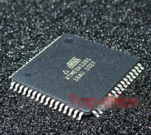 セキュリティ保護されたマイクロコントローラーMicrochip ATmega1281のオリジナルソースコードが入手できない場合、ドキュメントが不足している場合、あるいはレガシー製品を維持する必要がある場合、企業はロックされたMicrochip ATmega1281からプログラムイメージを直接抽出または復元する必要が生じる可能性があります。このような場合、フラッシュメモリとEEPROMの内容を構造化されたダンプファイルまたはアーカイブファイルにコピーすることが、機能の復元やシステムアップグレードを可能にする唯一の有効な手段となります。このプロセスにおける主な課題は、暗号化されたマイクロコントローラーMicrochip ATmega1281に損傷を与えることなく、セキュリティ機構を突破することです。標準的な読み出しインターフェースは意図的にブロックされており、不適切なアクセスを試みると、重要なメモリ領域が消去される可能性があります。無謀なハッキング手法は、貴重なファームウェアや動作データを永久に破壊してしまう恐れがあります。そのため、プロフェッショナルなリバースエンジニアリングでは、速度よりも安定性、再現性、およびデータの整合性を重視します。目標は、保護されたマイクロプロセッサMicrochip ATmega1281から、実行可能コード、構成メモリ、およびサポートデータを含む一貫性のあるファイルを抽出し、検証および再利用できるようにすることです。