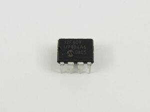 การคัดลอกเฟิร์มแวร์ของไมโครคอนโทรลเลอร์ Microchip PIC12F609 กลายเป็นบริการที่สำคัญยิ่ง วิศวกรอาจจำเป็นต้องดึงข้อมูล กู้คืน ซ่อมแซม เปิด แฮ็ก หรือวิศวกรรมย้อนกลับไมโครโปรเซสเซอร์ Microchip PIC12F609 ที่ได้รับการป้องกัน เพื่อให้ได้ไฟล์ไบนารีที่ใช้งานได้ ไฟล์เก็บถาวรแบบเลขฐานสิบหก หรือภาพเฟิร์มแวร์ที่สมบูรณ์ การกู้คืนข้อมูลจาก MCU Microchip PIC12F609 อาจเกี่ยวข้องกับการเข้าถึงหน่วยความจำแฟลช พื้นที่ EEPROM การตั้งค่าการกำหนดค่า ค่าการปรับเทียบ และข้อมูลฝังตัวอื่นๆ ที่กำหนดพฤติกรรมของผลิตภัณฑ์ ความท้าทายในการดึงข้อมูลเฟิร์มแวร์จากไมโครโปรเซสเซอร์ Microchip PIC12F609 ที่ได้รับการรักษาความปลอดภัยนั้นซับซ้อนกว่าการเขียนโปรแกรมอุปกรณ์มาตรฐานอย่างมาก กลไกการรักษาความปลอดภัยได้รับการออกแบบมาโดยเฉพาะเพื่อป้องกันการทำสำเนาเฟิร์มแวร์ ซอร์สโค้ด ข้อมูลไบนารี และไฟล์โปรแกรมโดยไม่ได้รับอนุญาต ในการพยายามดึงข้อมูล กู้คืน ซ่อมแซม เปิด หรือวิศวกรรมย้อนกลับไมโครคอนโทรลเลอร์ Microchip PIC12F609 วิศวกรต้องเผชิญกับบล็อกหน่วยความจำที่ถูกล็อก บิตการกำหนดค่าที่ได้รับการป้องกัน โครงสร้างการจัดเก็บข้อมูลที่เข้ารหัส และข้อจำกัดในการเข้าถึงที่จำกัดการมองเห็นสถาปัตยกรรมของไมโครคอนโทรลเลอร์ Microchip PIC12F609 กระบวนการกู้คืนที่ประสบความสำเร็จจำเป็นต้องรักษาความสัมพันธ์ระหว่างคำสั่งเฟิร์มแวร์ เนื้อหา EEPROM การจัดระเบียบหน่วยความจำแฟลช ข้อมูลโปรแกรม และโครงสร้างการเก็บถาวร