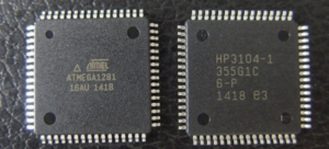 Khi mã nguồn gốc của vi điều khiển bảo mật Microchip ATmega1281 không có sẵn, tài liệu bị thiếu, hoặc cần phải bảo trì một sản phẩm cũ, các công ty có thể cần phải trích xuất hoặc khôi phục hình ảnh chương trình trực tiếp từ vi điều khiển Microchip ATmega1281 đã bị khóa. Trong những trường hợp này, việc sao chép nội dung bộ nhớ flash và EEPROM vào một tệp dữ liệu hoặc kho lưu trữ có cấu trúc trở thành lựa chọn khả thi duy nhất để khôi phục chức năng hoặc cho phép nâng cấp hệ thống. Khó khăn chính trong quá trình này nằm ở việc vượt qua các cơ chế bảo mật mà không làm hỏng vi điều khiển Microchip ATmega1281 đã được mã hóa. Các giao diện đọc dữ liệu tiêu chuẩn bị chặn một cách có chủ đích, và bất kỳ nỗ lực mở khóa không đúng cách nào cũng có thể xóa các vùng bộ nhớ quan trọng. Một phương pháp hack liều lĩnh có thể phá hủy vĩnh viễn phần mềm và dữ liệu hoạt động quý giá. Do đó, kỹ thuật đảo ngược chuyên nghiệp tập trung vào tính ổn định, khả năng lặp lại và tính toàn vẹn dữ liệu hơn là tốc độ. Mục tiêu là thu thập một tệp nhất quán từ bộ vi xử lý bảo vệ Microchip ATmega1281 chứa mã thực thi, bộ nhớ cấu hình và dữ liệu hỗ trợ có thể được xác thực và sử dụng lại.