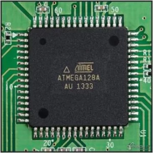 마이크로칩 ATmega128A MCU EEPROM 읽기는 단순히 장치를 분해하는 것이 아니라, 체계적인 역공학 기법을 사용하는 작업입니다. 이 과정은 비휘발성 메모리에서 데이터를 신중하게 추출하고, 검증된 덤프를 생성한 후, 검토, 검증 또는 재사용이 가능한 구조화된 아카이브로 변환하는 데 중점을 둡니다. 마이크로칩 ATmega128A 마이크로컨트롤러는 일반적인 해킹 시도를 차단하도록 설계되었으며, 보호 퓨즈와 보안 비트는 이러한 보안 기능을 강화합니다. 따라서 정보 복구를 시도할 때는 데이터 무결성을 최우선으로 고려해야 합니다. 목표는 시스템 파괴가 아니라, 마이크로칩 ATmega128A의 보호 마이크로프로세서를 손상시키지 않고 내장된 중요한 정보를 안전하게 복원하는 것입니다.