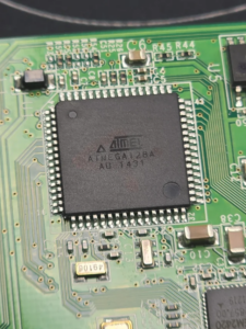 Đọc dữ liệu EEPROM của vi điều khiển Microchip ATmega128A không phải là một nỗ lực đơn giản để mở thiết bị, mà là một hình thức kỹ thuật đảo ngược có hệ thống. Quá trình này tập trung vào việc trích xuất dữ liệu cẩn thận từ bộ nhớ không khả biến, xây dựng bản sao lưu đã được xác minh và chuyển đổi nó thành một kho lưu trữ có cấu trúc để có thể xem xét, xác thực hoặc sử dụng lại. Các cầu chì bảo vệ và bit bảo mật trên vi điều khiển được bảo vệ của Microchip ATmega128A được thiết kế để chống lại các nỗ lực tấn công ngẫu nhiên, điều đó có nghĩa là bất kỳ nỗ lực nào để khôi phục thông tin đều phải ưu tiên tính toàn vẹn của dữ liệu. Mục tiêu không phải là phá vỡ, mà là khôi phục có kiểm soát kiến ​​thức nhúng có giá trị mà không làm hỏng bộ vi xử lý bảo vệ Microchip ATmega128A ban đầu.