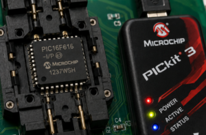 Việc đọc nội dung bộ nhớ flash của vi điều khiển Microchip PIC16F616 bị khóa gặp phải những rào cản đáng kể vì Microchip đã thiết kế kiến ​​trúc bảo vệ của nó để chống lại chính xác loại thao tác trích xuất mà việc bảo tồn yêu cầu. Các công cụ phát triển tiêu chuẩn gặp phải các đường dẫn đọc được mã hóa trả về dữ liệu rác hoặc kích hoạt các cơ chế tự khóa khi có các nỗ lực truy cập trái phép xảy ra. Mảng bộ nhớ của vi điều khiển Microchip PIC16F616 nằm sau các máy trạng thái phần cứng giám sát điện áp, xung nhịp và chuỗi lệnh để phát hiện các bất thường — bất kỳ sự sai lệch nào so với các mẫu dự kiến ​​đều gây ra sự cô lập bộ nhớ chương trình ngay lập tức. Do đó, các dịch vụ phục hồi chuyên nghiệp phải phá vỡ các ranh giới của bộ vi xử lý Microchip PIC16F616 được bảo mật này thông qua các phương pháp không thể bị các mạch phòng thủ của vi điều khiển phát hiện. Quá trình trích xuất firmware tạo ra các luồng thập lục phân thô từ vi điều khiển Microchip PIC16F616, yêu cầu kỹ thuật đảo ngược tiếp theo để tái tạo ý nghĩa chức năng — chuyển đổi các mẫu điện thành các mã nguồn tương đương dễ hiểu, bản đồ tham số EEPROM và tài liệu vận hành mà các nhóm bảo trì thực sự có thể triển khai.