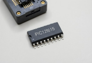 Việc trích xuất nội dung tệp nhị phân bị khóa của vi điều khiển Microchip PIC12F615 đặt ra những rào cản kỹ thuật đáng kể, giúp phân biệt rõ nỗ lực nghiệp dư với hoạt động khôi phục chip chuyên nghiệp. Các nhà sản xuất triển khai những lớp bảo vệ tinh vi để che chắn phần sụn đã mã hóa của MCU Microchip PIC12F615. Mảng bộ nhớ flash bên trong và các phân đoạn dữ liệu EEPROM độc lập sẽ không thể truy cập thông qua các bộ lập trình thông thường khi cầu chì bảo mật được kích hoạt, biến vi điều khiển Microchip PIC12F615 thành một hộp đen mờ đục theo đúng nghĩa. Để vượt qua những rào cản cứng rắn này, cần áp dụng các kỹ thuật thẩm vấn chuyên dụng dành cho vi xử lý Microchip PIC12F615, vốn tôn trọng kiến trúc silicon mỏng manh trong lúc cố gắng khôi phục quyền truy cập vào chương trình được bảo vệ cùng trạng thái an toàn của nó. Không giống các linh kiện đơn giản chưa bị khóa, vi điều khiển Microchip PIC12F615 đòi hỏi định thời chính xác, tham số điện áp đã hiệu chuẩn và khả năng kiểm soát môi trường để khôi phục mã máy nhị phân đã lưu trữ mà không kích hoạt các cơ chế khóa hủy diệt.