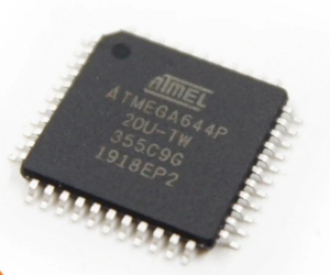 마이크로칩 ATmega644P 마이크로컨트롤러의 코드 추출 프로젝트는 원본 소스 코드나 펌웨어 파일이 손실되었지만, 보안이 강화된 장치를 계속 작동시키거나 업그레이드해야 할 때 종종 필요합니다. 보호된 마이크로칩 ATmega644P MCU를 해킹하거나 열어보는 것은 상당한 기술적 어려움을 수반합니다. 칩은 암호화, 퓨즈 잠금 또는 무단 접근 시 메모리 삭제 기능을 실행하도록 구성되어 있을 수 있습니다. 잠긴 마이크로칩 ATmega644P를 역설계하려면 플래시 메모리 구성, EEPROM 매핑, 부트로더 구성 및 읽기 방지 메커니즘에 대한 정확한 이해가 필요합니다. 프로그램 데이터를 손상시키지 않고 보안이 강화된 마이크로칩 ATmega644P 마이크로프로세서의 메모리에서 일관된 바이너리 덤프 또는 16진수 파일을 추출하려면 통제된 실험실 환경과 고급 분석 기술이 요구됩니다. 신호 안정성 유지, 의도치 않은 데이터 덮어쓰기 방지, 복구된 펌웨어 아카이브의 구조적 완전성 확보 등이 주요 과제입니다.