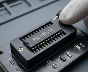 میکروکنترلر Microchip PIC16F610 از نظر فیزیکی دست‌نخورده باقی می‌ماند، اما محتویات حافظه آن به عنوان یک بایگانی غیرقابل دسترس در پشت دفاع‌های قفل‌شده برای بازخوانی اطلاعات وجود دارد. فرآیند استخراج MCU میکروچیپ PIC16F610 نیاز به مداخله پیچیده دارد زیرا میکروچیپ چندین لایه محافظ را به طور خاص برای جلوگیری از تلاش‌های هک تصادفی یا عملیات تخلیه غیرمجاز مهندسی کرده است. رابط‌های برنامه‌نویسی استاندارد هنگام پرس‌وجو از میکروکنترلرهای ایمن Microchip PIC16F610 پاسخ‌های خالی برمی‌گردانند، در حالی که کاوش الکتریکی تهاجمی خطر تخریب دائمی حافظه را از طریق پاسخ‌های دستکاری داخلی ایجاد می‌کند. عملیات بازیابی حرفه‌ای با نقشه‌برداری از طرح فیزیکی سیلیکون، شناسایی پنجره‌های زمانی که حالت‌های محافظت‌شده به طور موقت آزاد می‌شوند و ضبط انتقال‌های دودویی از طریق سخت‌افزار تخصصی اکتساب، این خطرات را برطرف می‌کند. هدف، باز کردن مخرب نیست، بلکه مهندسی معکوس جراحی دست‌دهی امنیتی میکروچیپ PIC16F610 است - بازیابی مسیرهای ارتباطی که امکان بازیابی مشروع داده‌ها را بدون به خطر انداختن یکپارچگی سیستم عامل فراهم می‌کند. این تعادل ظریف، بازیابی هگزیمال قابل دوام را از آسیب برگشت‌ناپذیر سیلیکون جدا می‌کند، به خصوص زمانی که جداول کالیبراسیون EEPROM باید با مجموعه دستورالعمل‌های فلش همراه باشند تا رفتار عملکردی دستگاه را بازسازی کنند.