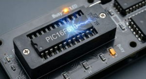 Микроконтроллер Microchip PIC16F610 физически остается неповрежденным, однако его содержимое памяти существует в виде недоступного архива, защищенного блокировкой считывания. Процесс извлечения данных из микроконтроллера Microchip PIC16F610 требует сложного вмешательства, поскольку компания Microchip разработала несколько защитных слоев специально для предотвращения случайных попыток взлома или несанкционированных операций дампа. Стандартные программные интерфейсы возвращают пустые ответы при запросе к защищенным микроконтроллерам Microchip PIC16F610, в то время как агрессивное электрическое зондирование рискует вызвать необратимое разрушение памяти из-за встроенных механизмов защиты от несанкционированного доступа. Профессиональные операции восстановления позволяют избежать этих опасностей путем составления карты физической структуры кремния, определения временных окон, в которых защищенные состояния на мгновение ослабевают, и захвата бинарных переходов с помощью специализированного оборудования для сбора данных. Цель состоит не в разрушительном вскрытии, а в хирургическом обратном проектировании механизма подтверждения безопасности микроконтроллера Microchip PIC16F610 — восстановлении каналов связи, позволяющих легитимно извлекать данные без ущерба для целостности прошивки. Этот тонкий баланс отделяет возможность восстановления гексамальных данных от необратимого повреждения кремния, особенно когда калибровочные таблицы EEPROM должны сопровождать наборы инструкций флэш-памяти для восстановления функционального поведения устройства.