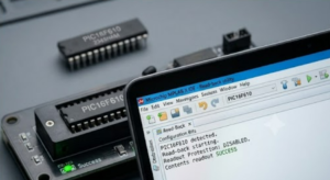 لا تزال وحدة التحكم الدقيقة Microchip PIC16F610 سليمة فيزيائيًا، إلا أن محتويات ذاكرتها موجودة كأرشيف غير قابل للوصول، محصور خلف أنظمة حماية قراءة مقفلة. تتطلب عملية استخراج البيانات من وحدة التحكم الدقيقة Microchip PIC16F610 تدخلًا متطورًا، لأن شركة Microchip صممت طبقات حماية متعددة خصيصًا لمنع محاولات الاختراق العشوائية أو عمليات النسخ غير المصرح بها. تُرجع واجهات البرمجة القياسية استجابات فارغة عند الاستعلام عن وحدات التحكم الدقيقة Microchip PIC16F610 المحمية، بينما يُخاطر الفحص الكهربائي المكثف بتدمير الذاكرة بشكل دائم من خلال استجابات العبث المدمجة. تتغلب عمليات الاستعادة الاحترافية على هذه المخاطر من خلال رسم خريطة للتصميم الفيزيائي للرقاقة، وتحديد فترات زمنية تخف فيها الحماية مؤقتًا، والتقاط التحولات الثنائية من خلال أجهزة متخصصة. الهدف ليس الفتح التخريبي، بل الهندسة العكسية الدقيقة لعملية المصافحة الأمنية لوحدة التحكم الدقيقة Microchip PIC16F610، واستعادة مسارات الاتصال التي تسمح باستعادة البيانات بشكل مشروع دون المساس بسلامة البرامج الثابتة. يفصل هذا التوازن الدقيق بين استعادة النظام السداسي القابل للتطبيق وتلف السيليكون الذي لا رجعة فيه، لا سيما عندما يجب أن تصاحب جداول معايرة EEPROM مجموعات تعليمات الفلاش لإعادة بناء سلوك الجهاز الوظيفي.
