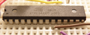 ATMEL ATmega48P 마이크로컨트롤러의 플래시 메모리 복구는 보안 또는 잠금 상태인 ATMEL ATmega48P 마이크로프로세서에서 바이너리 또는 16진수 펌웨어 파일을 추출하는 전문 기술 서비스입니다. 많은 임베디드 제품에서 ATMEL ATmega48P 잠금 MCU의 플래시 메모리에 저장된 펌웨어에는 작동 프로그램, 제어 알고리즘 및 장치 통신 로직이 포함되어 있습니다. 보안 퓨즈 비트가 활성화되면 칩이 보호되어 기존 프로그래밍 도구로는 내부 플래시 또는 EEPROM 메모리 영역을 열거나 읽을 수 없습니다. 이러한 상황에서는 전문적인 리버스 엔지니어링 기술을 사용하여 마이크로프로세서에서 암호화된 ATMEL ATmega48P 펌웨어 아카이브를 추출, 복구 및 복원해야 합니다. 목표는 저장된 데이터의 구조를 보존하고 보안된 ATMEL ATmega48P MCU의 손상을 방지하면서 프로그램 메모리의 일관된 바이너리 덤프를 얻는 것입니다.