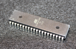 MCU माइक्रोचिप ATmega1284 हेक्सिमल प्रोजेक्ट्स को रिकवर करने के लिए अक्सर तब काम आता है जब खोए हुए फर्मवेयर को रिकवर करने या बंद हुए प्रोडक्शन को रिस्टोर करने के लिए किसी सिक्योर्ड, प्रोटेक्टेड या लॉक्ड चिप को एक्सेस करना होता है। किसी प्रोटेक्टेड माइक्रोचिप ATmega1284 माइक्रोकंट्रोलर को हैक करने या खोलने की कोशिश करना बहुत मुश्किल हो सकता है। सिक्योरिटी फ्यूज बिट्स फ्लैश और EEPROM मेमोरी को रीडआउट होने से रोक सकते हैं, और कुछ कॉन्फ़िगरेशन बिना इजाज़त एक्सेस का पता चलने पर ऑटोमैटिक इरेज़ साइकिल को ट्रिगर करते हैं। माइक्रोचिप ATmega1284 माइक्रोकंट्रोलर की रिवर्स इंजीनियरिंग के लिए फ्लैश प्रोग्राम मेमोरी और EEPROM डेटा एरिया से एक जैसा बाइनरी डंप निकालने के लिए सावधानी से कंट्रोल किए गए प्रोसेस की ज़रूरत होती है, साथ ही एन्क्रिप्टेड या प्रोटेक्टेड सेगमेंट को भी बचाकर रखना होता है। टेक्निकल रुकावटों में लॉक्ड रीड-प्रोटेक्शन मैकेनिज्म को बायपास करना, क्लॉक और वोल्टेज कंडीशन को स्टेबल करना, माइक्रोचिप ATmega1284 सिक्योर्ड MCU के फर्मवेयर डेटा को खराब होने से बचाना, और रॉ मेमोरी कंटेंट से एक वैलिड हेक्सिमल फ़ाइल को फिर से बनाना शामिल है। इसका मकसद सिर्फ़ डेटा कॉपी करना नहीं है, बल्कि एक पूरा फर्मवेयर आर्काइव रिकवर करना है जिसे एनालाइज़, वेरिफ़ाई किया जा सके, और शायद एक कम्पैटिबल माइक्रोचिप ATmega1284 MCU एनवायरनमेंट में रीस्टोर किया जा सके।