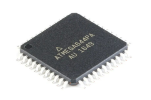 Microchip ATmega644PA MCU コードの抽出プロジェクトは、多くの場合、企業が失われたソースコードを回復したり、製造中止になった生産ラインを復旧したりするために、自社の保護されたハードウェアへのアクセスをハッキングする必要が生じたときに発生します。保護またはロックされた Microchip ATmega644PA マイクロプロセッサは通常、外部プログラマがフラッシュまたは EEPROM 領域を開くことを防ぐ読み取り保護ヒューズ ビットを採用しています。これらの保護を回避しようとすると、自動消去シーケンスがトリガーされたり、保存されているバイナリ データが破損したりする可能性があります。その他の障害としては、暗号化されたメモリ セグメント、ブートローダの制限、チェックサム検証ルーチン、ハードウェア レベルの改ざん防止メカニズムなどがあります。このような Microchip ATmega644PA 暗号化マイクロコントローラのリバース エンジニアリングには、AVR アーキテクチャ、内部メモリ マッピング、および保護戦略に関する包括的な理解が必要です。目的は、データの一貫性を維持し、ロックされた Microchip ATmega644PA MCU への不可逆的な損傷を回避しながら、フラッシュ プログラム データと EEPROM コンテンツを含む完全なファームウェア アーカイブを慎重に抽出することです。