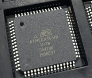 보안이 강화된 Microchip ATmega169PA MCU의 16진수 추출 프로젝트는 조직에서 보호된 플래시 및 EEPROM 메모리 영역에서 펌웨어를 추출, 복구 또는 복원하기 위해 보안이 강화된 Microchip ATmega169PA MCU에 접근해야 할 때 자주 발생합니다. 잠긴 마이크로컨트롤러는 퓨즈 레벨 보안 메커니즘을 통해 외부 읽기 명령을 차단하여 엔지니어가 바이너리 프로그램 파일을 복사하거나 보호된 Microchip ATmega169PA 마이크로프로세서에서 펌웨어 덤프를 생성하는 것을 방지할 수 있습니다. 더욱 복잡한 구성에서는 Microchip ATmega169PA에 암호화된 메모리 영역이 포함되거나 무단 접근 시도가 감지될 경우 자동 삭제 작업이 실행될 수 있습니다. 따라서 이러한 보호된 Microchip ATmega169PA 마이크로프로세서를 역설계하려면 Microchip ATmega169PA의 잠긴 MCU 아키텍처와 메모리 레이아웃에 대한 자세한 연구가 필요합니다. 목표는 저장된 펌웨어의 무결성을 유지하면서 플래시 프로그램 메모리와 관련 EEPROM 데이터에서 완전한 바이너리 또는 16진수 아카이브를 신중하게 추출하는 것입니다. 이 과정은 프로그램 파일이 손상되거나 보호된 Microchip ATmega169PA 마이크로컨트롤러가 영구적으로 변경되는 것을 방지하기 위해 정확하게 수행해야 합니다.