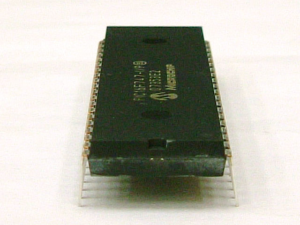सुरक्षित, संरक्षित या लॉक किए गए Microchip PIC16F747 MCU की आंतरिक हार्डवेयर सीमाओं से संबंधित तकनीकी प्रक्रिया को समझने के लिए आधुनिक सिलिकॉन संरचना का गहन ज्ञान आवश्यक होता है। जब विशेषज्ञ इंजीनियर सुरक्षित Microchip PIC16F747 माइक्रोकंट्रोलर से कार्यात्मक निर्देशों का निष्कर्षण, पुनर्प्राप्ति या पुनर्स्थापन करते हैं, तो उनका ध्यान Microchip PIC16F747 माइक्रोप्रोसेसर के आंतरिक सिलिकॉन मैट्रिक्स में संग्रहीत मूल बाइनरी या हेक्स फ़ाइल पर केंद्रित होता है।
यह विशेष प्रक्रिया फ्लैश प्रोग्राम मेमोरी ब्लॉकों तथा आंतरिक EEPROM स्टोरेज की प्रतिलिपि तैयार करने के उद्देश्य से की जाती है, जो मिलकर पूरे सिस्टम का मूल डेटा संग्रह बनाते हैं। इस एम्बेडेड कोड के उपलब्ध होने के बाद इंजीनियरिंग टीमें मूल स्रोत कोड के बिना भी सिस्टम के व्यवहार और उसकी आंतरिक निर्भरताओं का विश्लेषण कर सकती हैं। चूँकि Microchip PIC16F747 माइक्रोप्रोसेसर अनधिकृत रीड कमांड को रोकने के लिए हार्डवेयर-स्तरीय सुरक्षा फ्यूज़ का उपयोग करता है, इसलिए पूर्ण डेटा प्रतिलिपि प्राप्त करने के लिए विशेष सिग्नल प्रोसेसिंग तकनीकों की आवश्यकता होती है, ताकि सुरक्षा के स्वचालित मिटाव तंत्र को सक्रिय किए बिना डेटा तक पहुँचा जा सके।