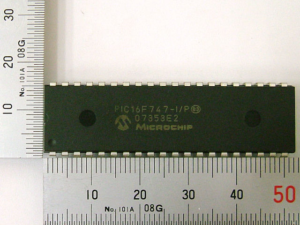 يتطلب الأسلوب العملي للتعامل مع القيود الداخلية الخاصة بالعتاد في وحدة Microchip PIC16F747 MCU ضمن شريحة إلكترونية مؤمنة أو محمية أو مقفلة فهماً عميقاً لبنية السيليكون الحديثة. وعندما يسعى المهندسون المتخصصون إلى استخراج أو استعادة أو إعادة بناء التعليمات الوظيفية من متحكم Microchip PIC16F747 محمي، فإنهم يوجهون اهتمامهم مباشرة إلى ملف البيانات الثنائي (Binary) أو ملف الهيكس الخام المخزن داخل مصفوفة السيليكون الخاصة بالمعالج الدقيق Microchip PIC16F747.
وقد صُممت هذه العملية المتخصصة للحصول على نسخة من كتل ذاكرة برنامج الفلاش ومنطقة تخزين EEPROM الداخلية، واللتين تشكلان معاً أرشيف البيانات الأساسي للنظام بالكامل. ومن خلال الحصول على هذا الكود المضمن، تستطيع الفرق الهندسية تحليل سلوك النظام ودراسة العلاقات بين مكوناته دون الحاجة إلى الوصول إلى الشيفرة المصدرية الأصلية. ونظراً لأن المعالج الدقيق Microchip PIC16F747 يعتمد على وسائل حماية مادية لمنع أوامر القراءة غير المصرح بها، فإن الحصول على نسخة كاملة من البيانات يتطلب استخدام تقنيات متخصصة لمعالجة الإشارات تسمح بالوصول إلى البيانات دون تفعيل آلية الحذف الذاتي الأمنية.