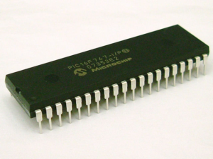 Практическая методика работы с внутренними аппаратными ограничениями MCU Microchip PIC16F747 на защищённом или заблокированном полупроводниковом устройстве требует глубокого понимания современной архитектуры кремниевых структур. Когда специалисты выполняют извлечение, восстановление или реконструкцию функциональных инструкций из защищённого микроконтроллера Microchip PIC16F747, основным объектом исследования становится исходный бинарный или HEX-файл, размещённый во внутренней кремниевой матрице микропроцессора Microchip PIC16F747.
Данная специализированная процедура предназначена для получения копии содержимого программной Flash-памяти и внутренней памяти EEPROM, которые совместно образуют основное хранилище данных всей системы. Получение этого встроенного кода позволяет инженерным компаниям анализировать поведение оборудования и исследовать зависимости программной системы без доступа к исходному программному коду. Поскольку микропроцессор Microchip PIC16F747 использует аппаратные механизмы защиты, препятствующие выполнению несанкционированных команд чтения, получение полной копии данных требует применения специализированных методов обработки сигналов, позволяющих получить доступ к данным без активации механизма автоматического стирания.