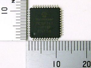 Phương pháp thực tế để vượt qua các cơ chế hạn chế phần cứng nội bộ của MCU Microchip PIC16F747 trên một thiết bị bán dẫn được bảo mật, bảo vệ hoặc khóa đòi hỏi sự hiểu biết sâu sắc về cấu trúc silicon hiện đại. Khi các kỹ sư chuyên môn tiến hành trích xuất, khôi phục hoặc phục hồi các chỉ thị chức năng từ một vi điều khiển Microchip PIC16F747 đã được tăng cường bảo vệ, họ sẽ hướng trực tiếp đến tệp nhị phân (binary) hoặc tệp hex thô được lưu trữ bên trong ma trận silicon của bộ vi xử lý Microchip PIC16F747.
Quy trình chuyên biệt này được thiết kế để sao lưu các khối bộ nhớ chương trình Flash và vùng lưu trữ EEPROM nội bộ, vốn cùng nhau tạo thành kho dữ liệu cốt lõi của toàn bộ hệ thống. Sau khi thu được phần mã nhúng này, các đơn vị kỹ thuật có thể phân tích đặc tính vận hành của thiết bị và nghiên cứu các mối quan hệ phụ thuộc trong hệ thống mà không cần truy cập vào mã nguồn gốc. Do bộ vi xử lý Microchip PIC16F747 sử dụng các cầu chì bảo vệ ở cấp phần cứng nhằm ngăn chặn các lệnh đọc không được phép, việc tạo được một bản sao dữ liệu hoàn chỉnh đòi hỏi các phương pháp xử lý tín hiệu chuyên dụng để đưa MCU Microchip PIC16F747 vào trạng thái cho phép truy xuất dữ liệu mà không kích hoạt cơ chế tự xóa bảo mật.