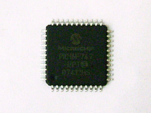 روش عملی برای عبور از محدودیتهای سختافزاری داخلی MCU مدل Microchip PIC16F747 در یک نیمههادی ایمنسازیشده، محافظتشده یا قفلشده، مستلزم شناخت عمیق از ساختارهای مدرن سیلیکونی است. هنگامی که مهندسان متخصص قصد استخراج، بازیابی یا بازسازی دستورالعملهای عملکردی از یک میکروکنترلر Microchip PIC16F747 محافظتشده را دارند، مستقیماً فایل باینری یا هگز خام ذخیرهشده در ماتریس داخلی سیلیکون ریزپردازنده Microchip PIC16F747 را هدف قرار میدهند.
این عملیات تخصصی بهطور ویژه برای تهیه نسخهای از بلوکهای حافظه برنامه فلش و فضای ذخیرهسازی داخلی EEPROM طراحی شده است که در کنار یکدیگر آرشیو اصلی دادههای سامانه را تشکیل میدهند. پس از دستیابی به این کد تعبیهشده، شرکتهای مهندسی میتوانند رفتار سامانه را تحلیل کرده و وابستگیهای آن را بدون دسترسی به کد منبع اصلی بررسی کنند. از آنجا که ریزپردازنده Microchip PIC16F747 از فیوزهای حفاظتی سختافزاری برای جلوگیری از دستورات خواندن غیرمجاز استفاده میکند، ایجاد یک نسخه کامل از دادهها مستلزم بهرهگیری از روشهای تخصصی پردازش سیگنال است تا امکان دسترسی به دادهها بدون فعال شدن سازوکار حذف خودکار امنیتی فراهم شود.