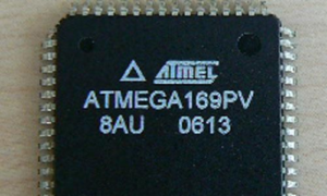 Microchip ATmega169PV のセキュアなマイクロプロセッサのコピー 16 進数操作では、エンジニアがセキュアな Microchip ATmega169PV MCU 環境に侵入して、保護されたフラッシュメモリや EEPROM メモリからファームウェアを抽出、復元、または復元する必要がある状況がよく発生します。ロックされた Microchip ATmega169PV 保護マイクロコントローラは通常、厳格な読み取り保護を適用し、内部プログラムメモリを開いたりダンプしたりする試みを阻止します。一部の構成では、暗号化されたメモリ領域と自動消去応答により、抽出プロセスがさらに複雑になります。したがって、Microchip ATmega169PV のマイクロプロセッサのリバースエンジニアリングでは、ファームウェアアーカイブの整合性を維持しながら、完全なバイナリファイルまたは 16 進数ファイルを安全に抽出するために、高度に制御されたアプローチが必要です。エンジニアは、データの破損を回避し、復元されたメモリダンプがロックされたマイクロコントローラ内に保存されている元のプログラム構造を正確に反映するように、Microchip ATmega169PV とのやり取りを慎重に管理する必要があります。