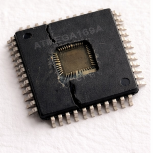 Quá trình sao chép mã MCU từ vi điều khiển ATMEL ATmega169A được bảo mật liên quan đến các phương pháp kỹ thuật phức tạp, khác biệt hoàn toàn so với việc đọc mã từ thiết bị không được bảo vệ. Khi đối mặt với các vi điều khiển ATMEL ATmega169A được mã hóa hoặc khóa, nhóm kỹ thuật của chúng tôi sử dụng các phương pháp đảo ngược kỹ thuật tiên tiến để mở quyền truy cập vào không gian bộ nhớ được bảo vệ. Mục tiêu là khôi phục toàn bộ hình ảnh firmware bao gồm chương trình Flash, dữ liệu EEPROM và các cầu chì cấu hình xác định hoạt động của MCU ATMEL ATmega169A bị khóa. Quá trình khôi phục này tạo ra một bản sao nhị phân đầy đủ chứa mã thực thi và các hằng số hiệu chuẩn cần thiết cho chức năng hoạt động chính xác của thiết bị. Tệp định dạng thập lục phân thu được ghi lại mọi khía cạnh của chương trình gốc, cho phép lưu trữ hoàn chỉnh và tái tạo lại chức năng của vi điều khiển ATMEL ATmega169A được mã hóa. Dữ liệu được trích xuất này thể hiện toàn bộ nguồn gốc hoạt động của thiết bị, mặc dù không ở dạng mã nguồn dễ đọc đối với con người.