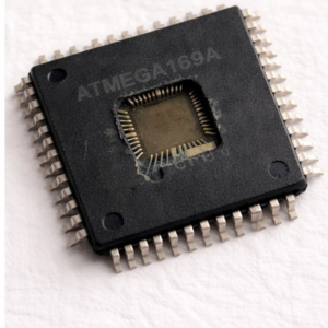 보안이 적용된 ATMEL ATmega169A 마이크로컨트롤러에서 코드를 복사하는 과정은 보호되지 않은 장치를 읽는 것과는 근본적으로 다른 정교한 기술적 접근 방식을 필요로 합니다. 암호화되거나 잠긴 ATMEL ATmega169A 마이크로컨트롤러를 다룰 때, 당사 엔지니어링 팀은 고급 리버스 엔지니어링 기법을 활용하여 보호된 메모리 공간에 접근합니다. 목표는 플래시 프로그램, EEPROM 데이터, 그리고 ATMEL ATmega169A 잠긴 MCU의 작동을 정의하는 구성 퓨즈를 포함한 완전한 펌웨어 이미지를 복원하는 것입니다. 이 복구 작업을 통해 실행 코드와 장치 기능에 필요한 보정 상수를 포함하는 전체 바이너리 덤프가 생성됩니다. 생성된 16진수 형식 파일은 원본 프로그램의 모든 요소를 ​​담고 있어, ATMEL ATmega169A 암호화 마이크로컨트롤러의 기능을 완벽하게 아카이브하고 재현할 수 있도록 합니다. 추출된 데이터는 사람이 읽을 수 있는 소스 코드 형태는 아니지만, 장치 동작의 전체 소스를 나타냅니다.