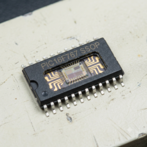 يتطلب استخراج الشيفرة الوظيفية من وحدة microchip pic16f767 mcu المؤمنة أو المحمية أو المقفلة فهماً دقيقاً لآليات الحماية الإلكترونية الدقيقة. وعندما يحاول المتخصصون استخراج أو استعادة أو إعادة بناء المنطق من البنية السيليكونية الخاصة بوحدة microchip pic16f767 microcontroller المشفرة، فإن هدفهم الرئيسي هو ملف binary أو hex الخام المخزن في أعماق سجلات الذاكرة المادية.
وقد صُممت هذه العملية الدقيقة للحصول على نسخة من ذاكرة برنامج flash الرئيسية ومصفوفات التخزين المساعدة من نوع eeprom، واللتين تشكلان معاً أرشيف البيانات الكامل لوحدة microchip pic16f767 microcontroller. ونظراً لأن المعالج microchip pic16f767 microprocessor يستخدم بتات حماية داخلية لمنع أدوات التصحيح القياسية، فإن الحصول على نسخة سليمة من البيانات يتطلب استخدام تقنيات منخفضة المستوى لتجاوز قيود القراءة دون التسبب في حذف firmware المخزن.