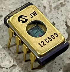 Việc đọc firmware bảo vệ của vi điều khiển Microchip PIC12C509 thường liên quan đến các tình huống mà các kỹ sư phải xâm nhập vào một con chip được bảo vệ và khóa để trích xuất, khôi phục, phục hồi và phân tích ngược firmware từ bộ nhớ chương trình bên trong. Vì vi điều khiển Microchip PIC12C509 được bảo vệ chống lại việc đọc trực tiếp, việc trích xuất một bản sao nhị phân hoàn chỉnh đòi hỏi phải vượt qua các rào cản bảo vệ mà không làm ảnh hưởng đến tính toàn vẹn của dữ liệu. Quá trình này bao gồm việc tái tạo một tệp thập lục phân hợp lệ, sắp xếp kho lưu trữ firmware và đảm bảo rằng chương trình được khôi phục phản ánh chính xác cấu trúc bộ nhớ gốc. Khó khăn phát sinh từ thiết kế OTP được mã hóa của vi xử lý Microchip PIC12C509, sự thiếu vắng các vùng bộ nhớ linh hoạt như EEPROM hoặc flash, và nguy cơ trích xuất dữ liệu không đầy đủ. Những yếu tố này đòi hỏi một phương pháp được kiểm soát chặt chẽ để mở và khôi phục nội dung của vi điều khiển Microchip PIC12C509 bị khóa một cách an toàn.