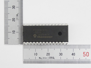 Для извлечения кода из защищенной памяти микроконтроллера Microchip PIC16C57C инженерам обычно приходится обходить ограничения на чтение, чтобы извлечь, восстановить и перезаписать микропрограмму из защищенной памяти. Защищенный или заблокированный микропроцессор Microchip PIC16C57C сопротивляется стандартным попыткам открыть его содержимое, а одноразовый пароль (OTP) усложняет любые попытки дублирования или миграции программы. Поэтому обратное проектирование должно проводиться с высокой точностью, чтобы получить надежный двоичный дамп, сохраняя при этом целостность данных. К сложностям относятся работа с ограниченной организацией памяти, противодействие потенциальным функциям защиты, препятствующим считыванию, и восстановление корректного шестнадцатеричного файла из извлеченных данных исходного защищенного микропроцессора Microchip PIC16C57C. Цель состоит в создании чистого архива микропрограммы, который можно анализировать или перенастраивать без внесения несоответствий.