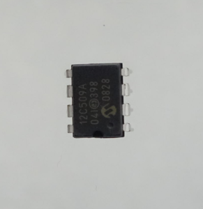 Microchip PIC12C509Aマイクロコントローラのコード抽出シナリオでは、エンジニアはロックされたプログラムメモリからファームウェアを抽出、復元、リバースエンジニアリングするために、セキュリティで保護されたチップ環境に侵入する必要が生じることがよくあります。このデバイスは保護されており、最新のフラッシュメモリやEEPROMのような柔軟性がないため、内部メモリを開いて読み取るには、内蔵の保護メカニズムを突破する必要があります。抽出プロセスには、ロックされたMicrochip PIC12C509Aマイクロプロセッサから信頼性の高いバイナリダンプを取得し、有効な16進ファイルを作成し、ファームウェアアーカイブを使用可能な形式に整理することが含まれます。

実用的な観点から見ると、Microchip PIC12C509Aセキュリティ保護されたMCUからファームウェアを復元することは、レガシーシステムを管理する顧客にとって明確なメリットをもたらします。完全なプログラムファイルを抽出して復元することで、組織は既存のMicrochip PIC12C509Aマイクロコントローラ構成を複製し、老朽化し​​た機器を維持し、システム全体を再設計することなく生産を継続できます。