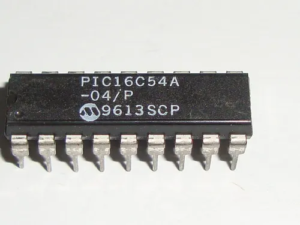 보안이 강화된 Microchip PIC16C54A 마이크로컨트롤러의 바이너리 데이터를 읽는 작업은 엔지니어가 보안이 강화되거나 잠긴 Microchip PIC16C54A에 접근하여 내부 펌웨어를 추출, 복구, 복원 및 리버스 엔지니어링해야 하는 상황을 자주 포함합니다. Microchip PIC16C54A MCU는 보안이 강화되어 있어 프로그램 메모리를 직접 읽을 수 없으므로 저장된 데이터를 손상시키지 않고 접근하려면 특수한 처리가 필요합니다. 추출 워크플로는 신뢰할 수 있는 바이너리 덤프를 얻고, 유효한 16진수 표현을 재구성하고, 펌웨어 아카이브를 사용 가능한 파일 형식으로 구성하는 데 중점을 둡니다. 주요 과제로는 읽기 보호 해제, 엄격한 OTP 메모리 구조 처리, 암호화된 Microchip PIC16C54A 마이크로프로세서 복구 과정에서 데이터 손상 방지 등이 있습니다. 추출된 프로그램의 정확성을 유지하는 것은 매우 중요하며, 사소한 불일치라도 복원된 펌웨어의 기능에 영향을 미칠 수 있습니다.