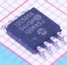 Сценарии извлечения кода микроконтроллера Microchip PIC12C509A часто требуют от инженеров взлома защищенной среды микросхемы для извлечения, восстановления и обратного проектирования прошивки из заблокированной программной памяти. Поскольку устройство защищено и не обладает гибкостью современных флэш-памяти или EEPROM, любая попытка открыть и прочитать внутреннюю память должна преодолеть встроенные механизмы защиты. Процесс извлечения включает в себя получение надежного двоичного дампа из заблокированного микропроцессора Microchip PIC12C509A, восстановление допустимого шестнадцатеричного файла и организацию архива прошивки в пригодный для использования формат.
С практической точки зрения, восстановление прошивки из защищенного микроконтроллера Microchip PIC12C509A предоставляет очевидные преимущества для клиентов, управляющих устаревшими системами. Извлекая и восстанавливая полный программный файл, организации могут дублировать существующие конфигурации микроконтроллера Microchip PIC12C509A, поддерживать устаревшее оборудование и продолжать производство без перепроектирования всей системы.