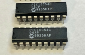 Việc trích xuất dữ liệu heximal từ vi điều khiển Microchip PIC16C54C được bảo mật đặt ra những thách thức riêng biệt do bản chất kiến ​​trúc bảo mật và không thể ghi lại của bộ vi xử lý Microchip PIC16C54C. Các kỹ sư cố gắng hack, trích xuất hoặc khôi phục firmware từ vi điều khiển Microchip PIC16C54C bị khóa phải đối mặt với các cơ chế bảo vệ đọc nghiêm ngặt và sự thiếu vắng các giao diện flash hoặc EEPROM thông thường. Vi điều khiển Microchip PIC16C54C được mã hóa có thể bao gồm các tính năng bảo vệ ngăn chặn việc đọc trực tiếp bộ nhớ chương trình, đòi hỏi phải phân tích ngược cẩn thận để có được bản sao nhị phân nhất quán. Những khó khăn bổ sung phát sinh từ quá trình lão hóa của các vi điều khiển Microchip PIC16C54C cũ, sự không ổn định tín hiệu trong quá trình truy cập và nhu cầu tái tạo một tệp heximal hoàn chỉnh từ các cấu trúc bộ nhớ hạn chế. Quá trình này tập trung vào việc trích xuất dữ liệu firmware một cách có kiểm soát, đảm bảo rằng kho lưu trữ chương trình được khôi phục vẫn chính xác và có thể sử dụng được để phân tích hoặc khôi phục thêm, mà không tiết lộ các quy trình kỹ thuật nhạy cảm.